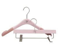Vente en gros de cintres à un niveau en bois naturel avec pince pour jupe Type de vêtement pour salon