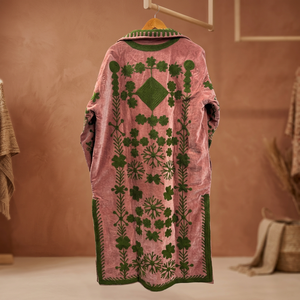 Abrigo Largo de Terciopelo Rosa Empolvado Estilo Bohemio Retro, Chaqueta de Invierno con Bordado Suzani de Hilo Verde Hecho a Mano, Frente Abierto - Product Image 2
