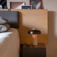Lampe de table moderne de luxe en travertin avec abat-jour en verre et anneau lumineux en laiton doré pour projet hôtelier, chambre et décoration de villa