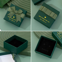 Boîte à bijoux personnalisée avec ruban en papier texturé, faible MOQ, disponible en trois tailles avec inserts noirs pour bagues et boucles d'oreilles