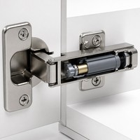 Meubles de cuisine de luxe discret noir mat, poignées or brossé, plan de travail en marbre noir, armoires modulaires à fermeture douce