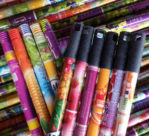 卸売プラスチックハンドル120CM木製鉄スティックカスタマイズプリントコートPVCモップほうきスティック - Product Image 2