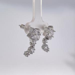 ต่างหูเพชรทรงดาวชุบทองเหลืองสำหรับผู้หญิง ดีไซน์คลาสสิก สวยสง่า จากเทียนหยู เจ็มส์ - Product Image 1