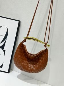 Nuevo Estilo Bolso de Mano de PU para Mujer con Diseño de Sardina Tejida, Sensación Premium, Diseño Exclusivo, Asa Metálica, Bolso Tipo Dumpling, Tamaño Pequeño, Forro de Poliéster - Product Image 5