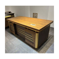 Bureaux modernes sur mesure fabriqués en NDF et en alliage d'aluminium - Conçus de manière ergonomique pour un usage domestique et professionnel