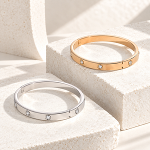 Bracelet jonc articulé en zircon, acier inoxydable, options de couleurs or et argent, option or plaqué sous vide 14 carats - Product Image 1