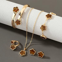 Conjunto de Joyería de Trébol de Cinco Hojas de Acrílico, 5 Piezas: Pulsera, Brazalete, Aretes, Collar y Anillos para Mujer, Diseño Floral Colorido