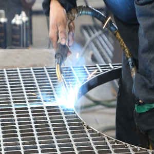 Anping Zhongtai Métal Acier Matériaux <span class=keywords><strong>de</strong></span> construction trempé à chaud Barre <span class=keywords><strong>de</strong></span> fer galvanisée à usage intensif Grille en acier Panneau <span class=keywords><strong>de</strong></span> grille en métal - Product Image 3