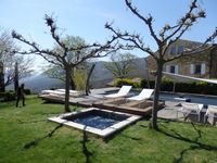 Verwandeln Sie Ihren Pool in 60 Sekunden mit einem einziehbaren Pooldeck, das Ihren Pool unsichtbar macht.