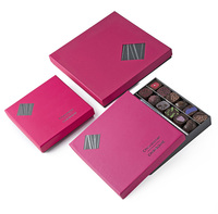 Boîte à chocolat rigide de luxe personnalisée avec couvercle et base roses, logo en feuille d'argent et insert argenté pour l'emballage de bonbons et de truffes