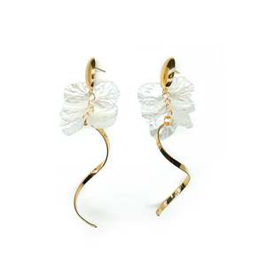 Pendientes de Moda con Diseño de Flor Blanca, Acero Inoxidable 316L, Baño de Oro PVD, Joyería Larga y Elegante - Product Image 1