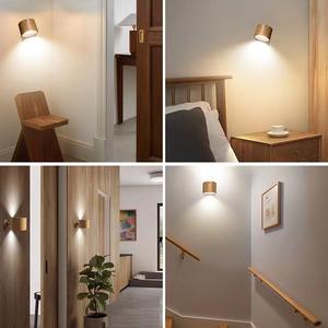 Lámpara de pared creativa con diseño de madera, luz de noche con carga USB, luz LED táctil con succión magnética, lámpara de pasillo con protección ocular y regulación de intensidad. - Product Image 3