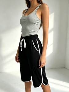 Pantalon de survêtement court populaire pour femme avec bande contrastante latérale, taille haute élastique avec cordon de serrage, coupe droite ample et décontractée - Product Image 2