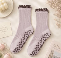 Chaussettes de Pilates à volants personnalisées avec logo sur mesure pour la pratique du yoga et du Pilates