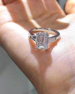 Bague en argent sterling 925 avec moissanite taille émeraude, directement de l'usine, idéale pour les cadeaux de luxe, disponible à la vente - Product Image 5