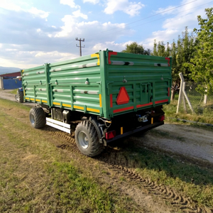 Nouvelle remorque agricole à benne basculante de 8 tonnes avec engrenages et essieux, capacité de 16 000 lb pour les travaux de construction et les opérations de tracteurs - Product Image 1