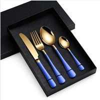 Ensemble de couverts 4 pièces plaqué titane doré, couverts en acier inoxydable 410 avec manche peint en bleu royal dans un coffret cadeau