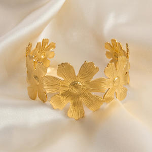 Pulsera de Oro con Diseño Floral, Acero Inoxidable 18K, Estilo Abierto, Joyería Unisex para Fiestas - Product Image 1