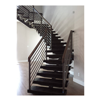 Escalier flottant à monopoutre avec design central en colonne, marches en chêne et garde-corps en câble d'acier inoxydable