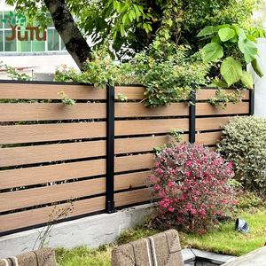 Pannello di recinzione con palo interrato nero in WPC effetto legno per recinzione a doghe, ideale per pareti divisorie esterne e giardini - Product Image 1
