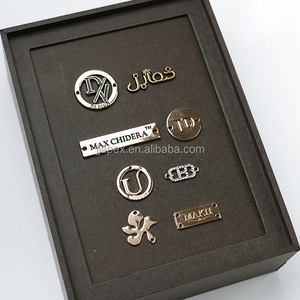 Khắc Logo Phụ Kiện May Mặc Kim Loại <span class=keywords><strong>Tag</strong></span> Vàng Bạc Đen Tùy Chỉnh Hình Dạng Thẻ Mũ Giày Nhãn Tên Thẻ Cho Quần Áo - Product Image 5