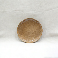 Ensemble de 16 pièces en grès rustique brun chaud moucheté, bords irréguliers faits à la main, plateau en rotin tressé, compatible four et micro-ondes, style européen