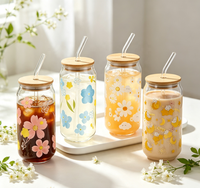Gelas Susu Bentuk Kaleng Motif Bunga dengan Tutup Bambu dan Sedotan Kaca, Kaca Borosilikat Tinggi, untuk Kopi Dingin 540ml, Aman untuk Mesin Cuci Piring, Dapat Digunakan Kembali