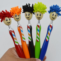 Cadeau promotionnel : Stylo de nettoyage d'écran personnalisé avec brosse à poussière intégrée et stylo à bille en peluche au design visage souriant en plastique