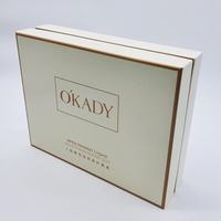 Boîte cadeau cosmétique rigide à deux pièces avec couvercle et base, bordure marron imprimée et insert en plastique pré-moulé personnalisé pour l'emballage d'un ensemble de soins de la peau