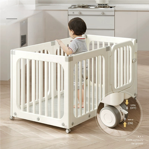 <span class=keywords><strong>Parc</strong></span> pour bébé modulaire Kinetic avec roulettes verrouillables et barrière <span class=keywords><strong>de</strong></span> sécurité nervurée en plastique HDPE durable pour usage intérieur - Product Image 1