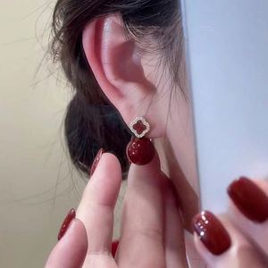 Pendientes de Moda al por Mayor con Flor Roja para Mujer, Chapados en Oro, con Colgante de Trébol de Cuatro Hojas y Perla, Joyería de Personalidad y Temperamento - Product Image 2