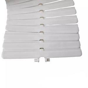 Bande transporteuse modulaire inclinée en polyuréthane blanc avec taquet - Product Image 6