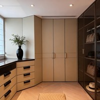Dressing en cuir beige et noir avec éclairage intégré et armoires à portes vitrées pour la maison