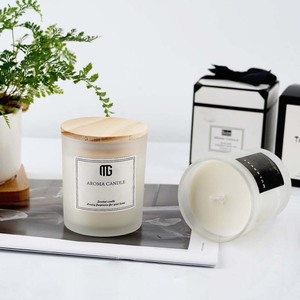 เทียนหอมกลิ่นเฉพาะตัวในขวดแก้วใสหรูหราพร้อมฝาไม้ - Product Image 6