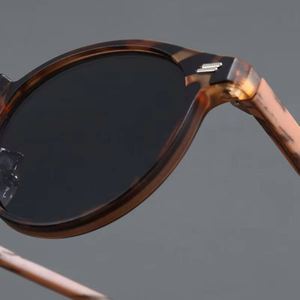 Gafas de Sol Redondas con Marco Esmerilado y Logotipo Personalizado 2025, Gafas de Sol Redondas con Marco Pequeño y Textura de Madera, Protección UV400 para Hombre y Mujer - Product Image 4