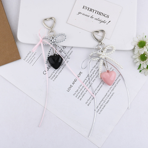 Ngọt Ngào Ribbon Người Phụ Nữ Túi Quyến Rũ Kim Loại Bow Điện Thoại Quyến Rũ Phổ Biến Cho Tình Yêu Trái Tim Keychain Với Ngọc Trai Đính Cườm Nhựa Acrylic Móc Chìa Khóa - Product Image 4