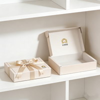 Boîte d'expédition personnalisée en kraft beige ondulé avec dorure et gaufrage, emballage cadeau avec logo personnalisé