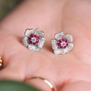 Orecchini a perno con fiore francese di nicchia per donna, eleganti e scintillanti, gioielli floreali di tendenza per l'uso quotidiano e per feste - Product Image 3