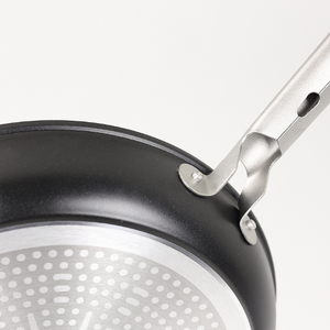 Padella Wok Nera da 32 cm in Alluminio con Rivestimento Antiaderente in Ceramica, Base per Induzione e Manico Rivettato in Acciaio Inossidabile - Product Image 2