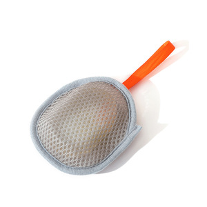 Éponge de bain en rayonne grise et blanche pour faire mousser le savon et exfolier la peau - Product Image 3
