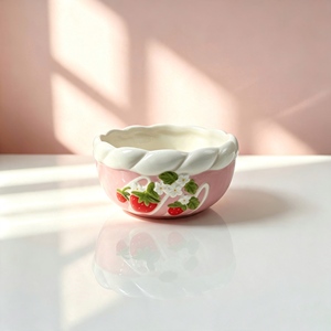 Mug en céramique rose 3D en forme de <span class=keywords><strong>fraise</strong></span>, bord ondulé crème, motif fruit et fleur en relief, tasse à café créative faite à la main en porcelaine, tasse à eau - Product Image 3