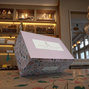 ป้ายแขวนกางเกงยีนส์ทรงสี่เหลี่ยมพับได้ลายดอกไม้สีชมพูแบบกำหนดเอง - เคลือบด้าน ปั๊มนูน พิมพ์สองด้าน ทำจากกระดาษลูกฟูก - Product Image 1