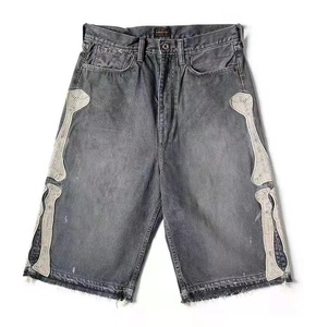 <span class=keywords><strong>Short</strong></span> en jean personnalisé pour hommes avec écusson <span class=keywords><strong>Short</strong></span> en jean bleu délavé vintage Y2K Jeans avec écusson en <span class=keywords><strong>cuir</strong></span> brodé - Product Image 4