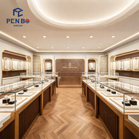 Comptoir d'exposition de bijoux incurvé sur mesure, vitrine en verre avec cadre doré de luxe et éclairage LED pour l'aménagement intérieur d'une bijouterie
