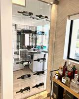 Étagère à vin suspendue en bois massif de style familial avec cloison en verre, de sol à plafond, avec câble, pour l'affichage et le rangement