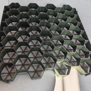 Rejilla de plástico HDPE de 35-70 mm para estacionamientos y jardines, superficie de nido de abeja negra, estabilización del suelo - Product Image 6