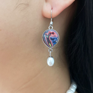 Orecchini Pendenti Vintage Asimmetrici con Effetto Vetro e Dettagli Colorati, Design Retrò, Accessori di Moda per Donne - Product Image 3