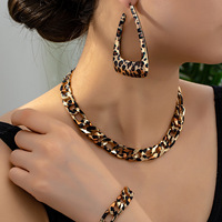 Ensemble de bijoux exagéré plaqué or 18 carats avec pendentif imprimé léopard, collier, bracelet, boucles d'oreilles et bague