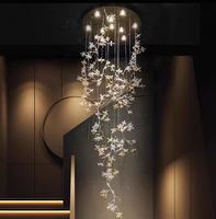 Projet intérieur professionnel sur mesure, lustre luxueux avec fleurs en cristal arc-en-ciel, lustre de villa