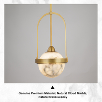 Lustre LED contemporain en albâtre plaqué or, design minimaliste avec cadre en laiton, globe lumineux pour salon et salle à manger